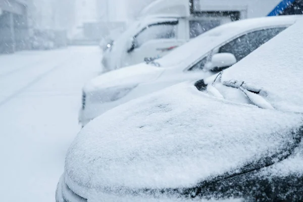 Samochód Pokryty Śniegiem Parkingu — Zdjęcie stockowe