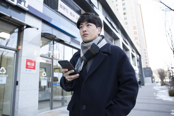Azji Człowiek Smartfonem — Zdjęcie stockowe