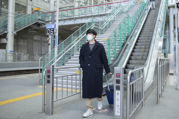 Asiatique Homme Femme Avec Des Masques Escalator — Photo