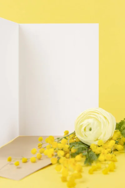 Желтый Цветок Буква — стоковое фото