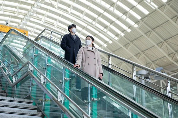 Asiatique Homme Femme Avec Des Masques Escalator — Photo