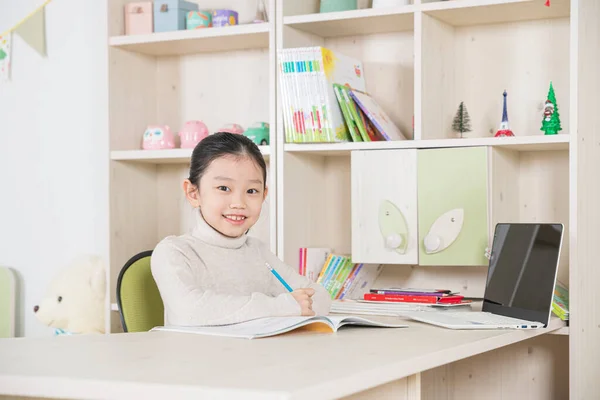 Asiatico Ragazza Studiare Tavolo Utilizzando Laptop Dispositivo — Foto Stock