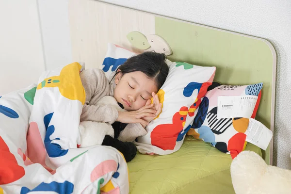 Gadis Kecil Asia Tidur Tempat Tidur — Stok Foto
