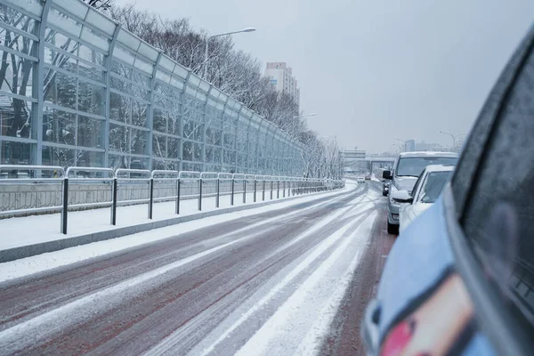 Samochody Ulicach Śniegiem — Zdjęcie stockowe