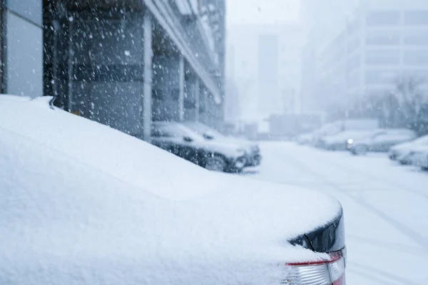 Samochód Pokryty Śniegiem Parkingu — Zdjęcie stockowe