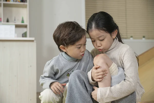 Asiática Poco Niño Cuidar Herido Hermana —  Fotos de Stock