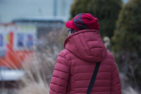 冷たい水の中で人の背中を撃った — ストック写真