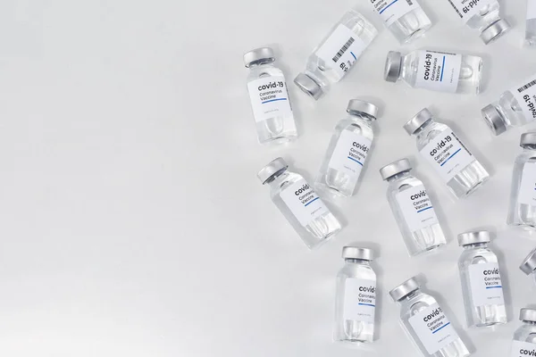 Covid Impfstoff Weißer Hintergrund — Stockfoto