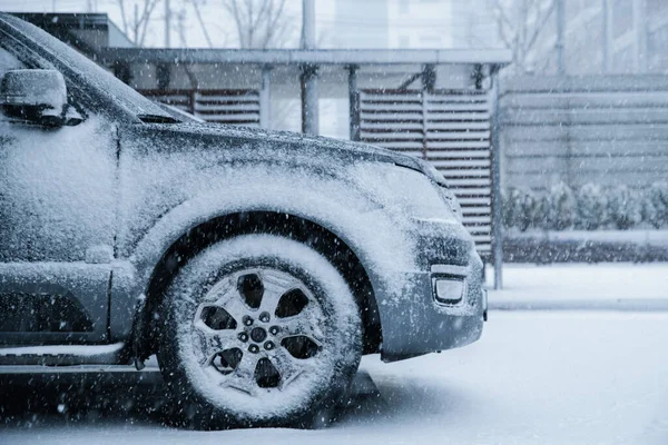 Przednie Koło Samochodu Ułożone Śniegiem Parkingu — Zdjęcie stockowe