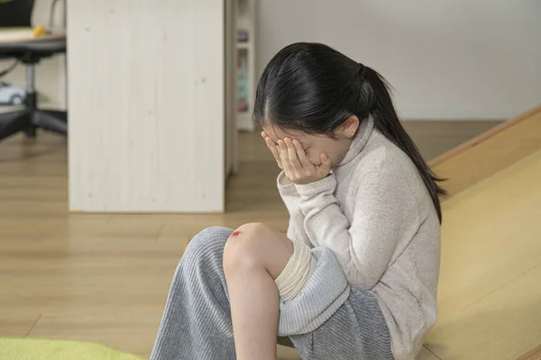 Asiática Niña Con Herida Rodilla Debido Diapositiva —  Fotos de Stock