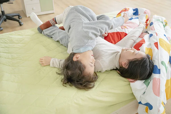 Asiática Chica Chico Hermana Hermano Jugando Cama — Foto de Stock