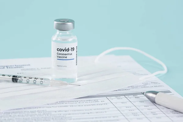 Covid Impfstoff Spritze Und Teststreifen — Stockfoto