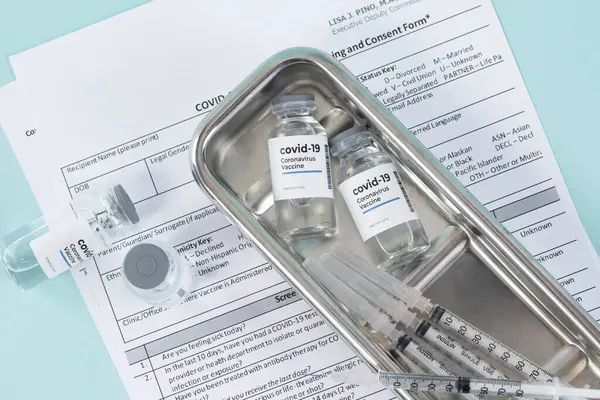 Covid Impfstoff Spritze Und Teststreifen — Stockfoto