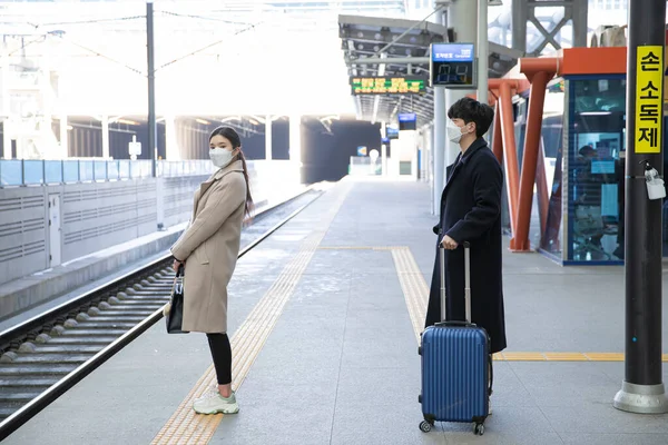 Azji Mężczyzna Kobieta Maskach Transporcie Publicznym — Zdjęcie stockowe