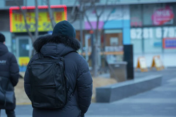 Plan Arrière Personne Dans Rue Par Temps Froid — Photo