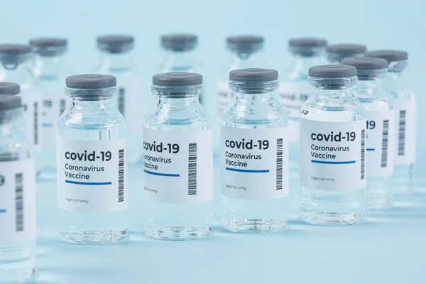 Covid Impfstoff Mintfarbener Hintergrund — Stockfoto