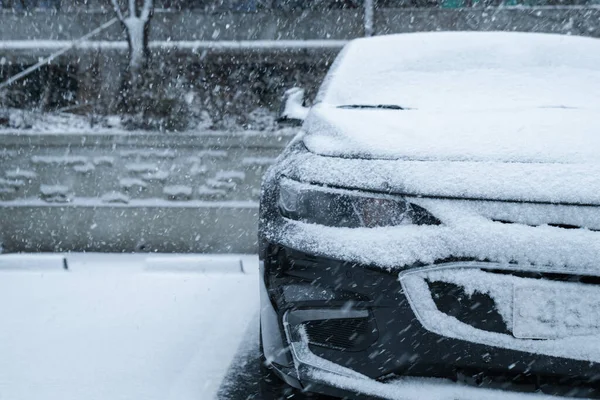 Αυτοκίνητο Καλυμμένο Χιόνι Στο Πάρκινγκ — Φωτογραφία Αρχείου