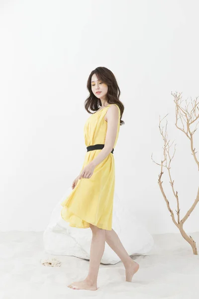 穿着黄色衣服的美丽的亚洲模特 春天的美的概念 — 图库照片