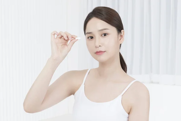 Schöne Asiatische Koreanische Modell Hält Vitaminpille Innere Schönheit Konzept — Stockfoto