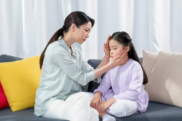 Asiática Madre Reconfortante Deprimido Joven Hija —  Fotos de Stock