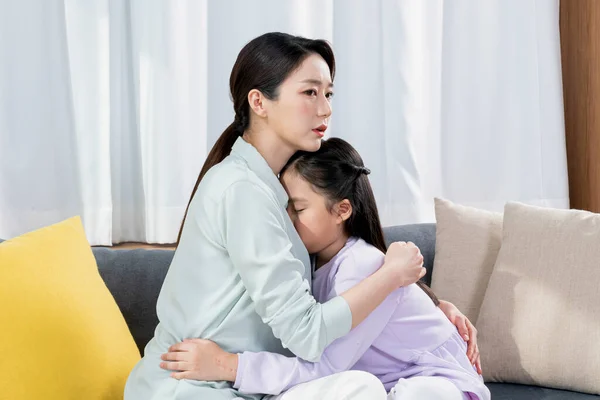Asiática Madre Reconfortante Deprimido Joven Hija —  Fotos de Stock