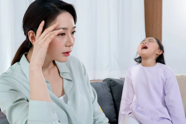 Irritado Asiático Jovem Filha Gritando Para Mãe — Fotografia de Stock