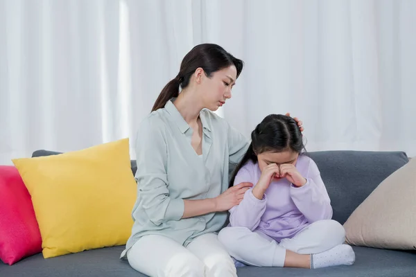 Mamá Reconfortante Hija Joven Triste Familia Asiática —  Fotos de Stock