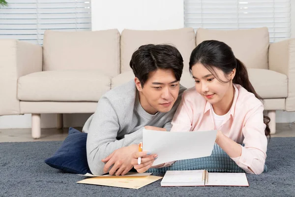 アジアの新婚夫婦生活費の管理 — ストック写真