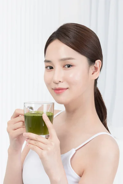 Hermosa Asiática Coreana Modelo Celebración Saludable Verde Jugo Belleza Concepto — Foto de Stock