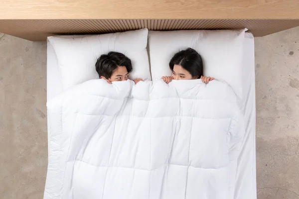 Pasangan Asia Tidur Tempat Tidur — Stok Foto