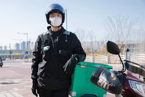 Comida Asiática Delivery Mensajero Masculino Con Máscara Lado Motocicleta Scooter — Foto de Stock