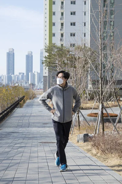 Hombre Asiático Caminando Paseando Trotando Con Máscara — Foto de Stock