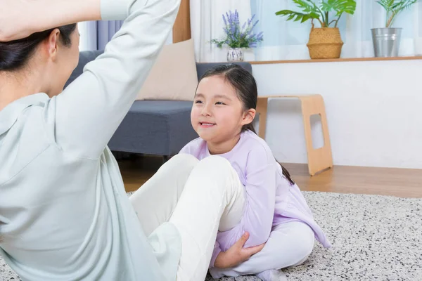 Aziatische Moeder Jong Dochter Doen Yoga — Stockfoto