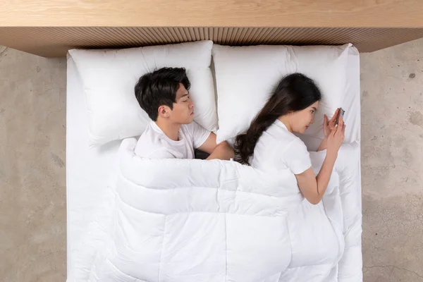 Pasangan Asia Tidur Tempat Tidur Satu Masih Terjaga Dan Menggunakan — Stok Foto