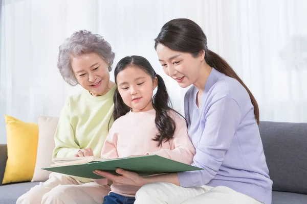 Três Gerações Mulheres Avó Asiática Mãe Neta — Fotografia de Stock