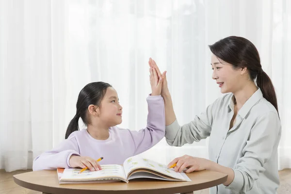 Asiatico Madre Helping Giovane Figlia Studio — Foto Stock