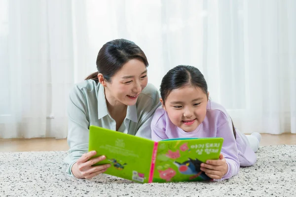Asiático Mãe Jovem Filha Leitura Livro — Fotografia de Stock