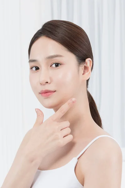 Närbild Vacker Asiatisk Modell Med Handgest Glödande Hud Skönhet Koncept — Stockfoto