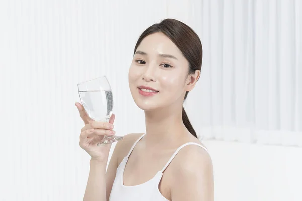 Όμορφο Ασιατικό Κορεατικό Μοντέλο Κρατώντας Γυαλί Νερό Έννοια Ομορφιάς — Φωτογραφία Αρχείου