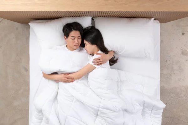 Asiático Recém Casados Casal Dormindo Cama — Fotografia de Stock