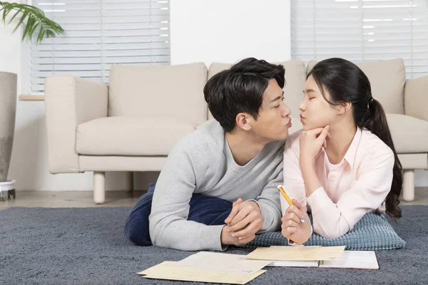 Asian Newlyweds Couple Trying Kiss Home — Stock Photo, Image