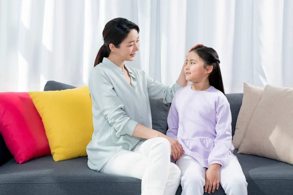 Aziatische Moeder Jonge Dochter Uiten Liefde Zorg — Stockfoto