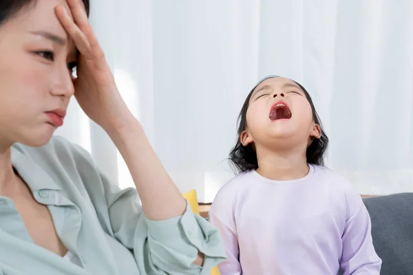 Wütende Junge Asiatische Tochter Schreit Mutter — Stockfoto