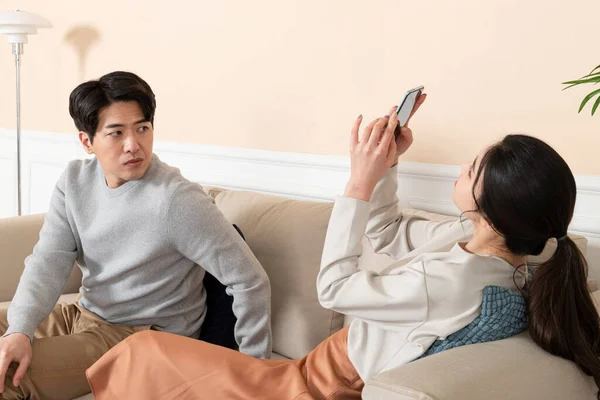 Asiático Marido Enojado Esposa Usando Teléfono Inteligente Sofá —  Fotos de Stock