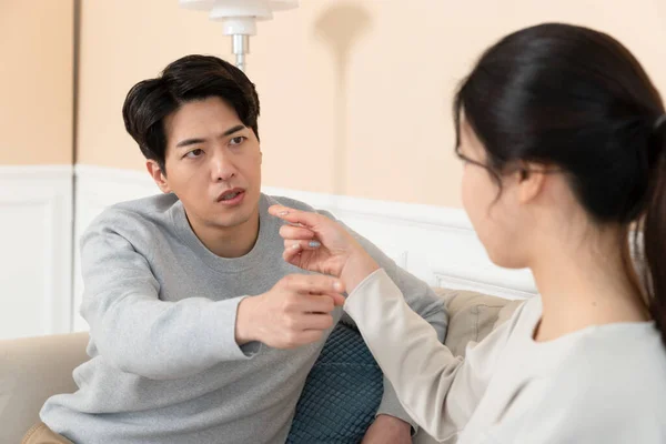 Frisch Verheiratetes Asiatisches Paar Kämpft Hause — Stockfoto