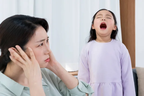 Wütende Junge Asiatische Tochter Schreit Mutter — Stockfoto