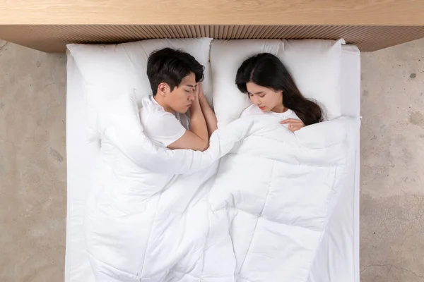 Azjaci Nowożeńcy Para Śpiąca Łóżku — Zdjęcie stockowe