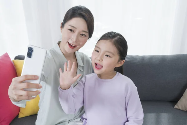Ασιάτισσα Μητέρα Και Νεαρή Κόρη Βγάζουν Selfie Έξυπνο Τηλέφωνο — Φωτογραφία Αρχείου