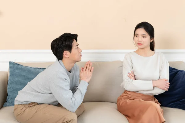 Asiática Pareja Después Pelea Esposa Disculpándose Con Marido —  Fotos de Stock