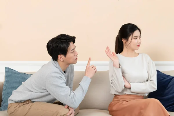 Asiática Pareja Después Pelea Marido Disculpándose Con Esposa —  Fotos de Stock